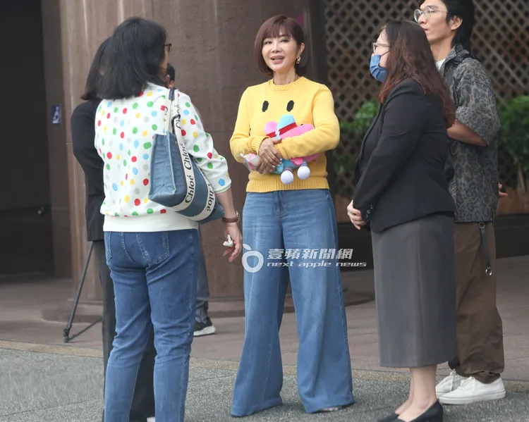 陳美鳳似乎很喜歡吉祥物「壯寶」一直捧在手上。特勤中心攝