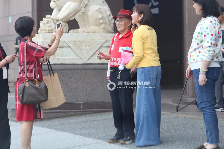 陳美鳳離開前再和林友茂合影留念。特勤中心攝