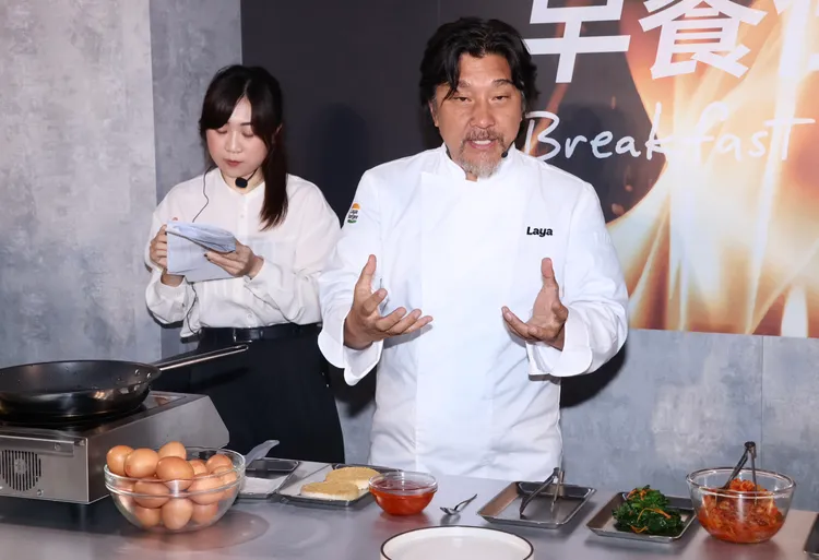 愛德華·李（右）認為打動人心的料理要能融入日常生活。莊宗達攝