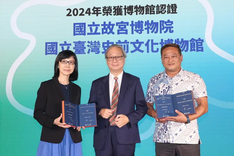 李遠（中）、故宮副院長余佩瑾（左）及史前館長蔡政良（右）合影。文化部提供