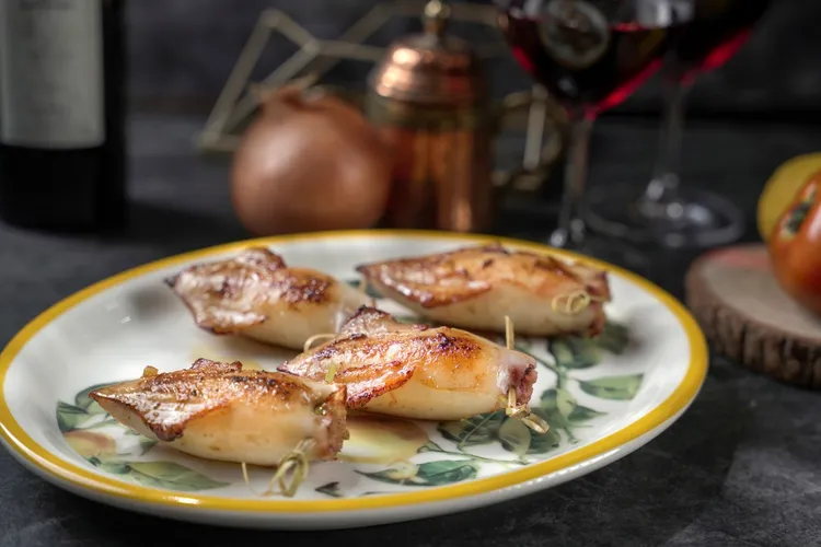 「西西里鑲小卷」小卷鑲入麵包屑與起司香料餡，香煎後以白酒輕煮，鮮嫩多汁，4尾售價560元。君品酒店提供