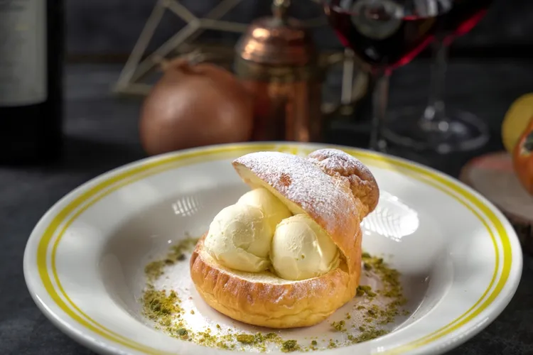 「布里歐與冰淇淋」鬆軟香甜的布里歐麵包搭配濃郁冰淇淋，冷熱交融，每份售價380元。君品酒店提供