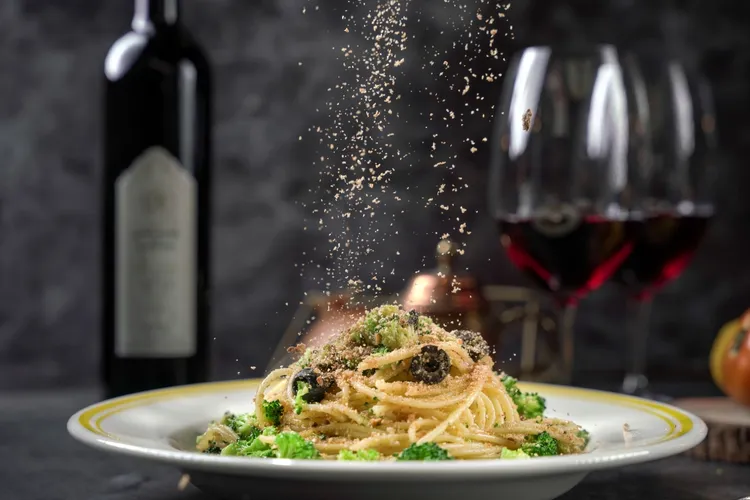 「西西里式橄欖花椰菜義大利麵與酥脆麵包粉」橄欖與花椰菜拌炒義大利麵，撒上香煎鯷魚麵包粉，鹹香酥脆，2人份售價560元。君品酒店提供