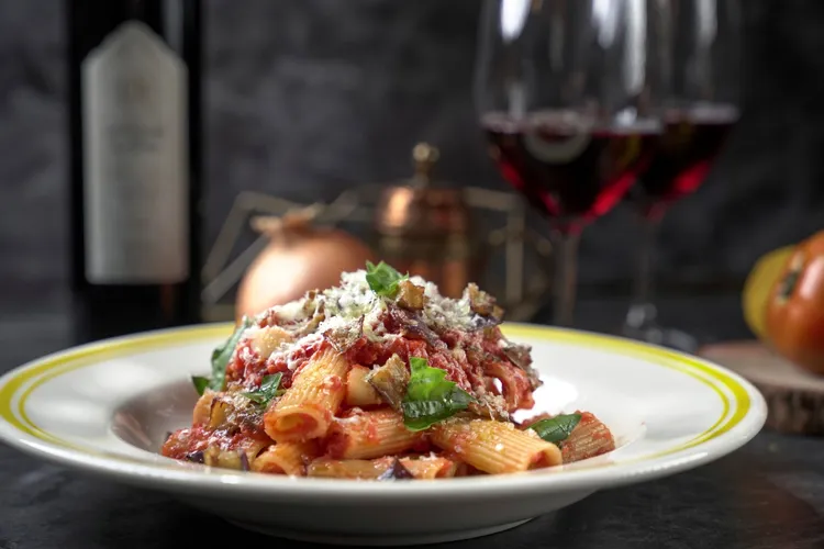 「Norma紫茄螺旋麵」經典西西里茄汁義大利麵，搭配酥炸茄丁、橄欖油與羅勒，清爽濃郁，2人份售價560元。君品酒店提供