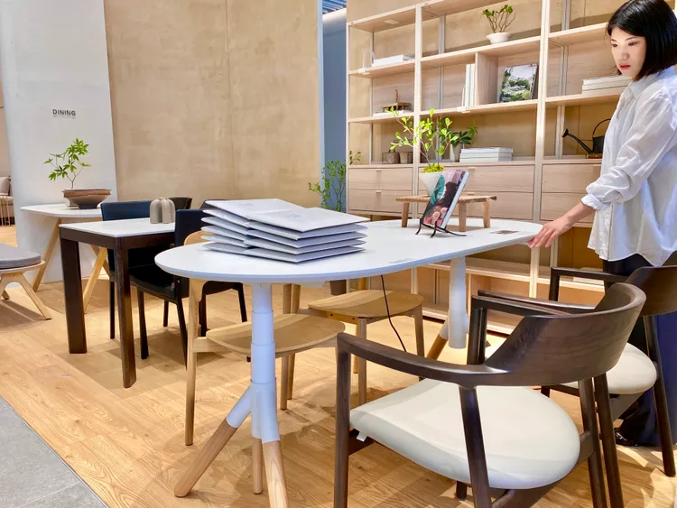 餐廳空間中展示電動升降等不同風格餐桌椅。莊偉祺攝