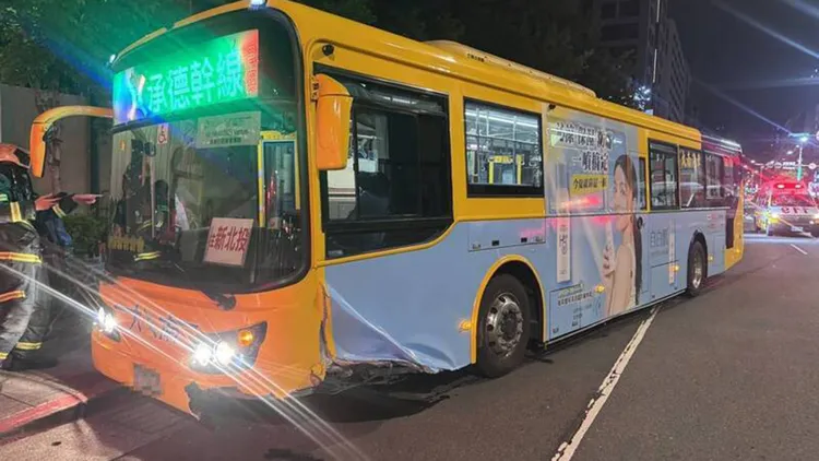 台北市松山區20日晚間發生一輛公車自撞行人庇護島，造成車輛偏行失控衝到人行道旁才停下，車上2名乘客受傷送醫。中央社 （翻攝照片） 