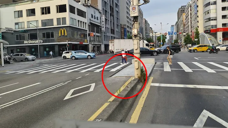 從現場照片可以發現，行人庇護島寬度明顯佔據公車專用道。讀者提供