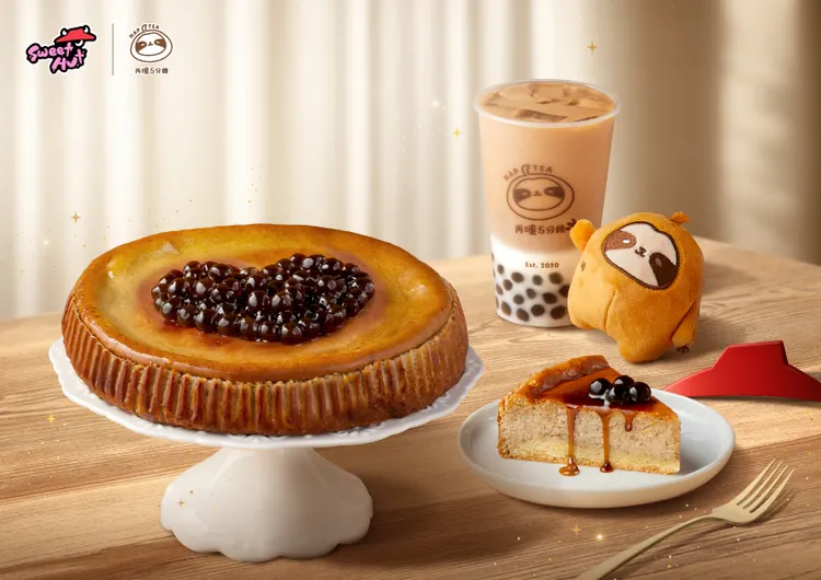 與手搖飲料品牌「再睡5分鐘」合作，推出「日安紅珍珠歐蕾巴斯克蛋糕」。必勝客提供