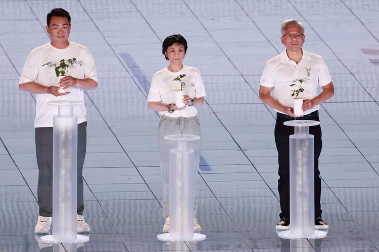 彭政閔（左）、張艾嘉（中）及黃仁勳（右）。彭欣偉攝