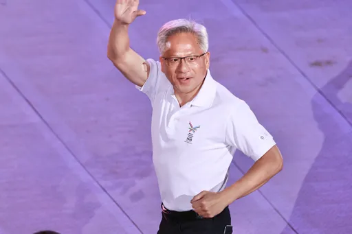 黃仁勳小跑步登場掀高潮 世壯運開幕1.8萬人歡聲雷動