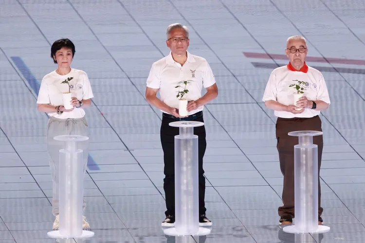 張艾嘉（左）、黃仁勳（中）及林友茂（右）。彭欣偉攝