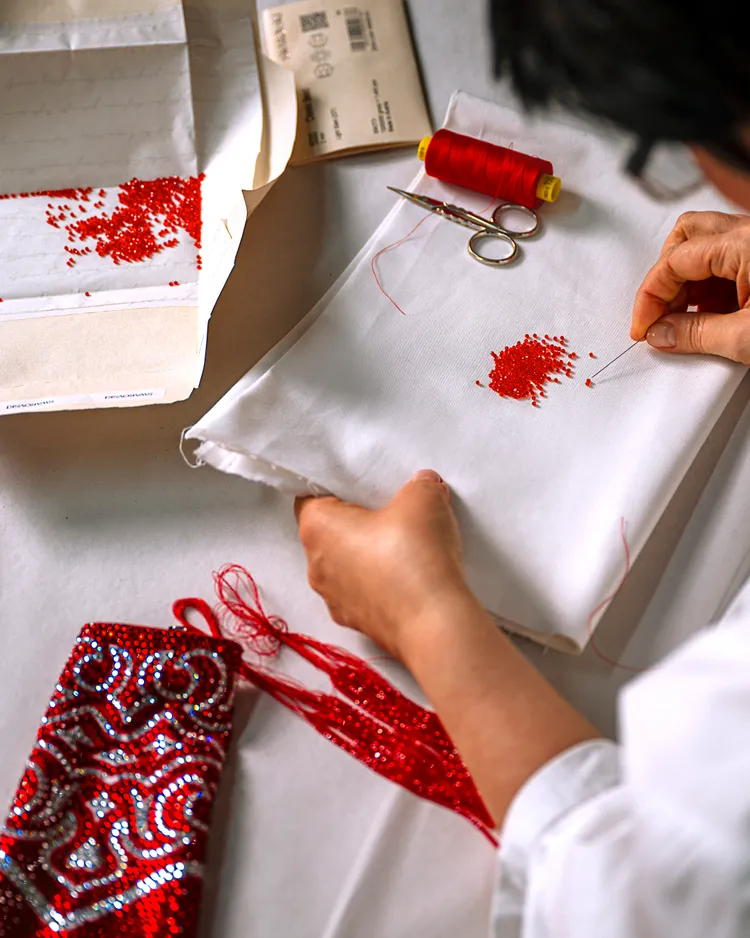 垂墜的紅色流蘇是由7萬5200顆手工串珠製成。品牌提供