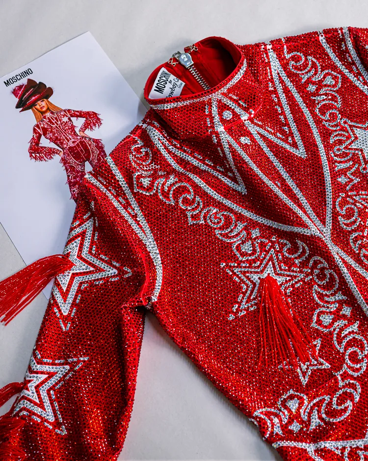 服裝以水晶、串珠點綴出華麗樣貌。品牌提供