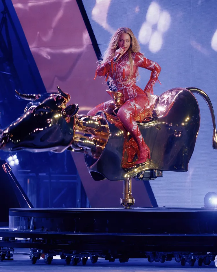 碧昂絲在舞台上化身狂野西部牛仔女郎。品牌提供