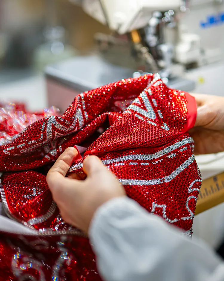 服裝鑲嵌22萬3000顆淺紅色、3萬4000顆透明施華洛世奇水晶。品牌提供