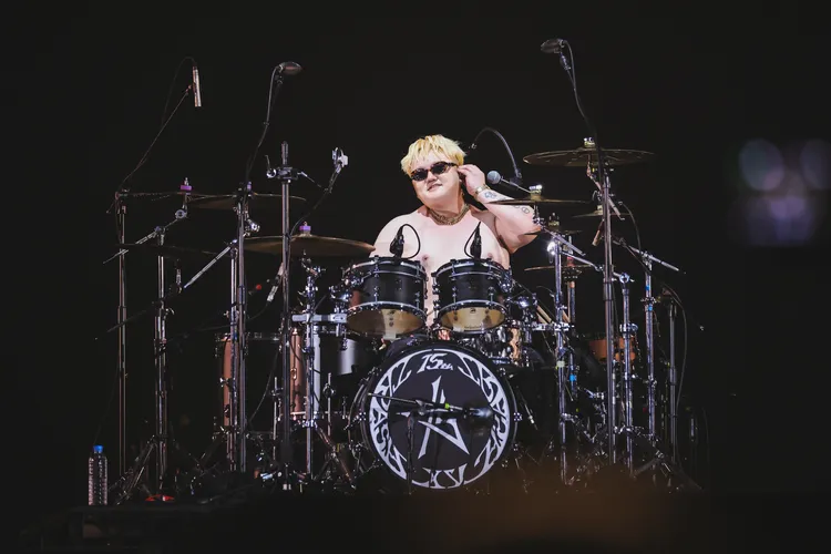 鼓手魁剛帶頭脫衣，理由莫名勵志。圖／華納音樂、寬宏藝術提供