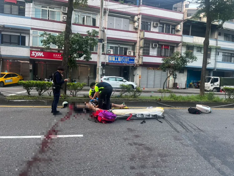 賴姓少年高速自撞分隔島，導致現場留下大量鮮血。翻攝照片