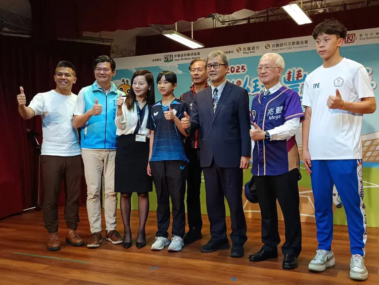 兆豐銀行昨攜手兆豐銀行文教基金會與中華迷你棒球協會，舉辦「夢寐以球」公益捐贈計畫啟程儀式。許麗珍攝