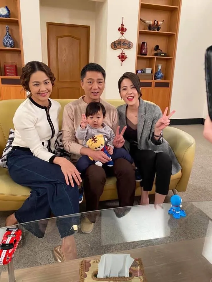 劉杰叡《多情城市》飾演蘇晏霈（右一）的兒子，跟藍葦華（中）、張䕒心（左）合影。民視提供