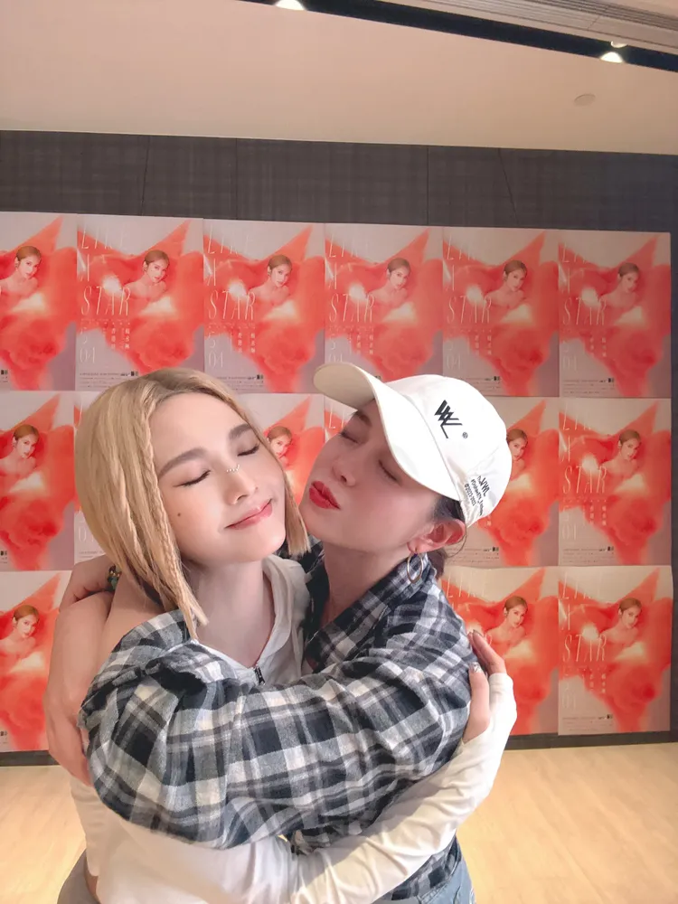 陳妍希（右）到香港幫楊丞琳加油打氣。翻攝陳妍希微博