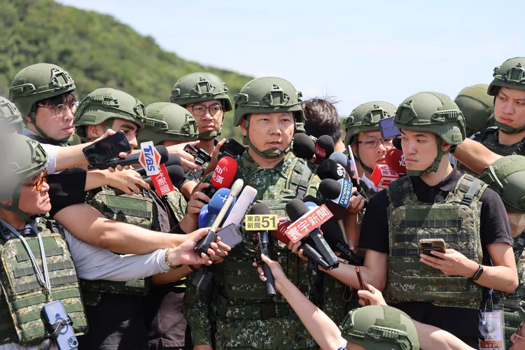 43砲指部副指揮官 何相儀上校，於操演活動後受訪說明。記者李俊毅攝