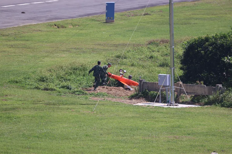 陸軍校準部無人機操作員操作一架中科院研製的螺旋槳推動的「火蟻四型靶機」（Red Ant），自跑道起飛時，突然向右方側翻衝出跑道，墜落在草坪中，所幸沒有波及陸射劍二飛彈發射車，靶機操作人員也緊急上前查看處置，將引擎熄火。記者李俊毅攝
