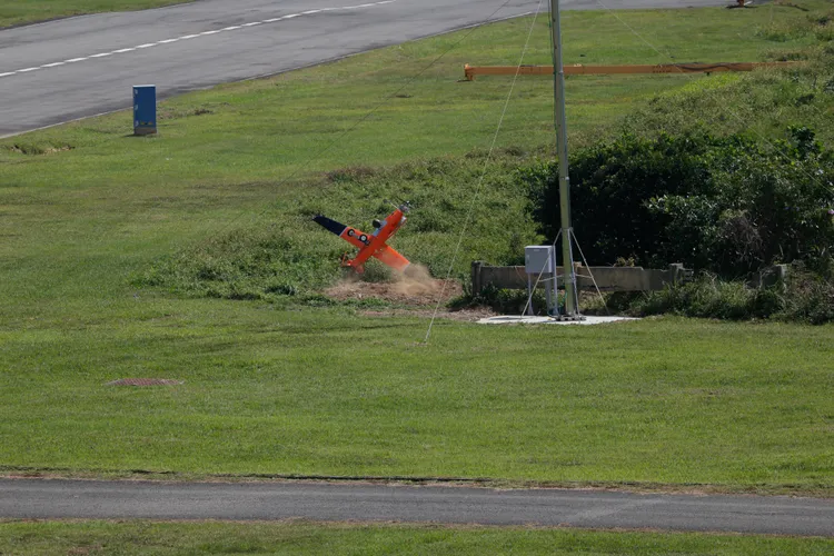 陸軍校準部無人機操作員操作一架中科院研製的螺旋槳推動的「火蟻四型靶機」（Red Ant），自跑道起飛時，突然向右方側翻衝出跑道，墜落在草坪中。記者李俊毅攝
