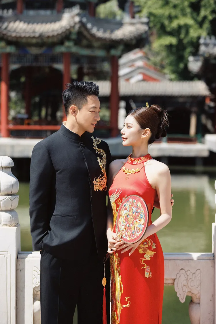 汪小菲和馬筱梅穿著中式禮服，在郡王府拍下古色古香的照片。翻攝時尚新娘官方微博