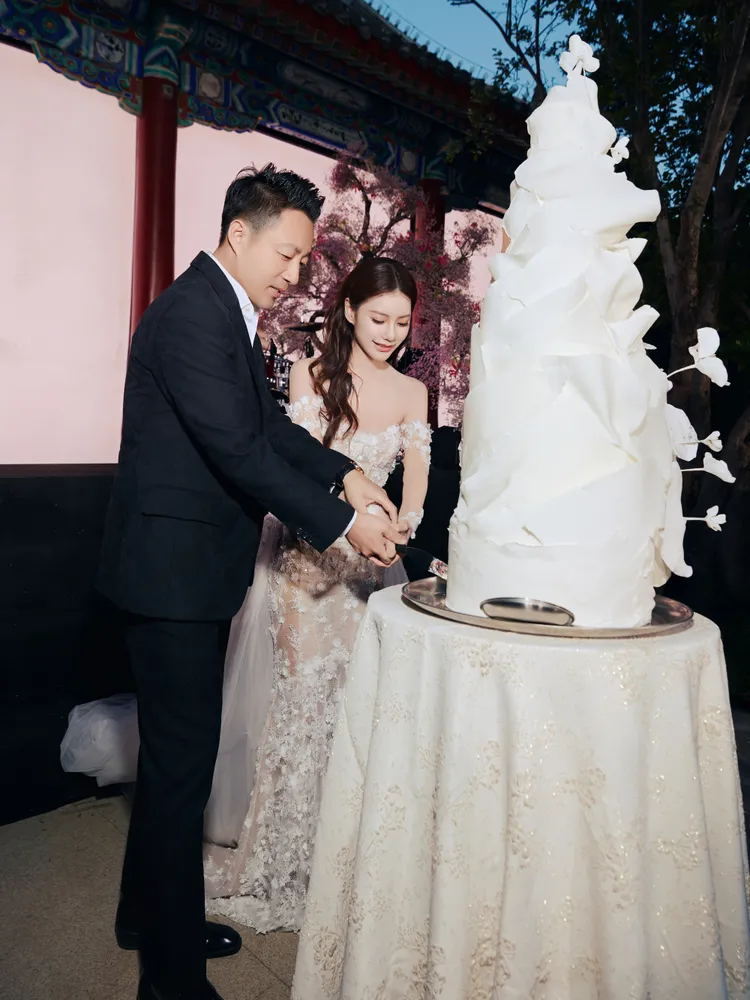 汪小菲和馬筱梅在婚宴上切結婚蛋糕。翻攝時尚新娘官方微博