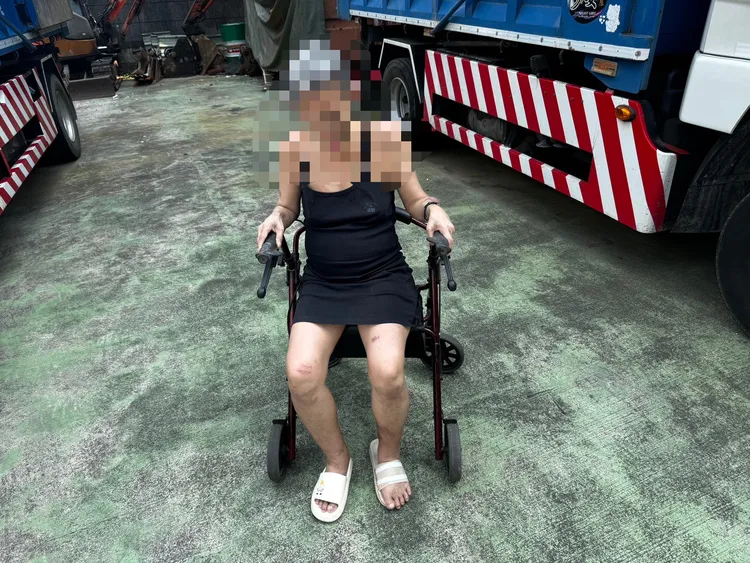 婦人因受傷乘坐輪椅。警方提供