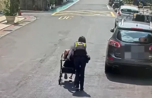 獨居婦受傷拒送醫「就想喝飲料」 文山警推輪椅200米替她圓夢