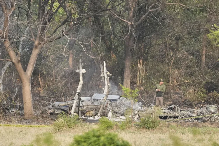 墜毀在印度境內的飛機殘骸。美聯社