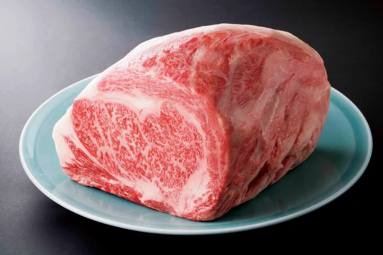 為呈現人形町今半的經典風味，這次特別由主廚嚴選人形町今半黑毛和牛空運來台。大倉久和提供