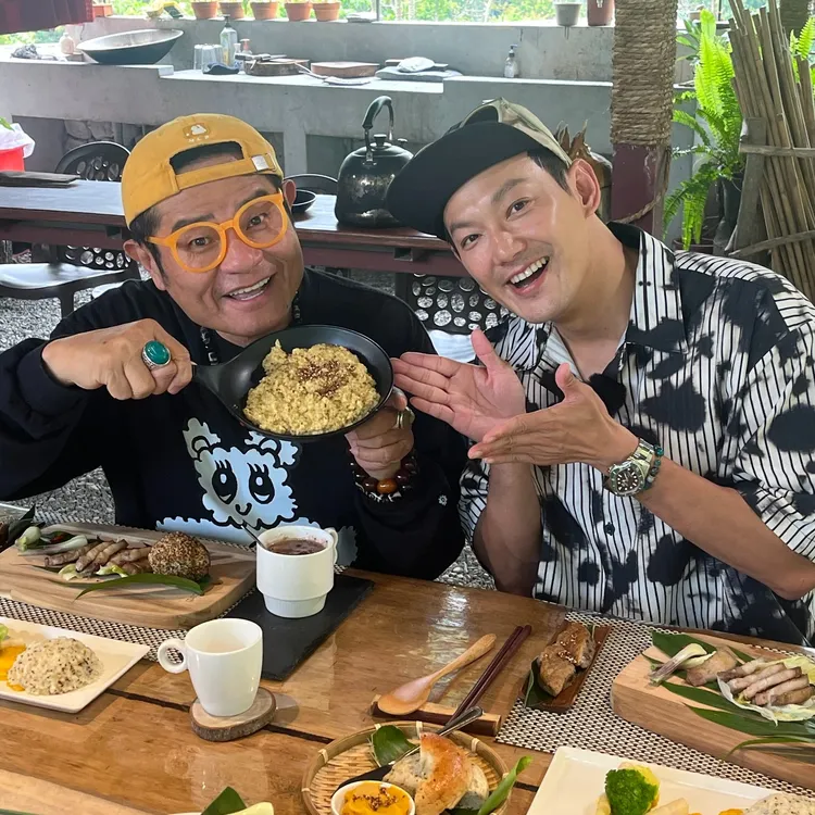 《效廉出發吧》暫停威廉（右）主持，改由許效舜單獨上陣。翻攝《效廉出發吧》臉書