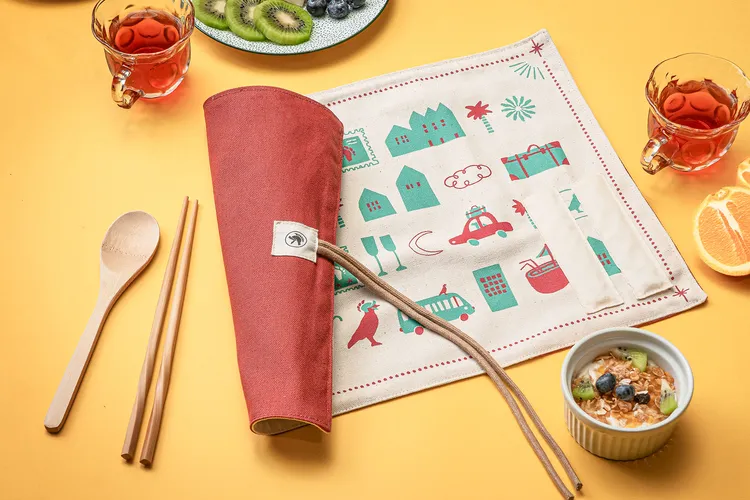 入住聯名住房專案，皆可獲限量凱撒雙色印花聯名餐墊組。凱撒飯店集團提供