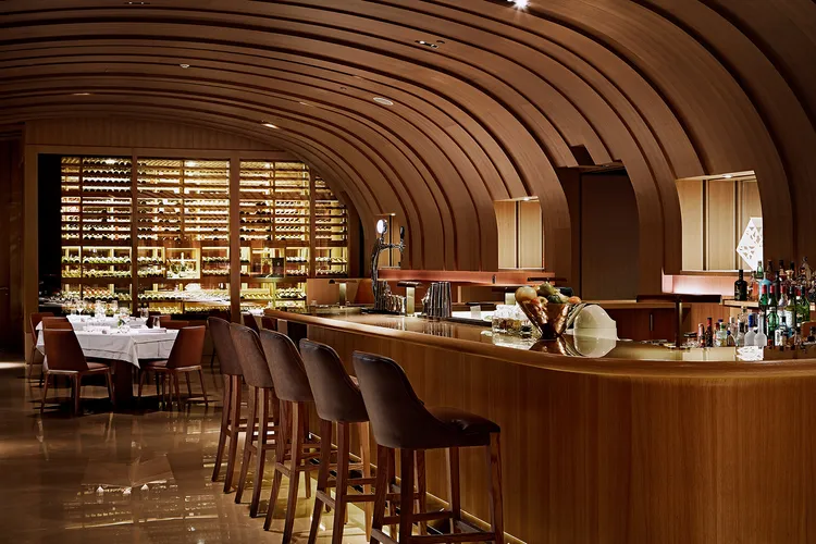 極炙牛排館屢獲米其林餐盤推薦與美旗林金餐獎，主打頂級牛排與海鮮，坐擁24樓高空美景。業者提供