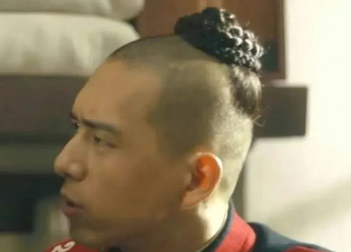 李現在《人生若如初見》髮型被說像大便。翻攝《人生若如初見》