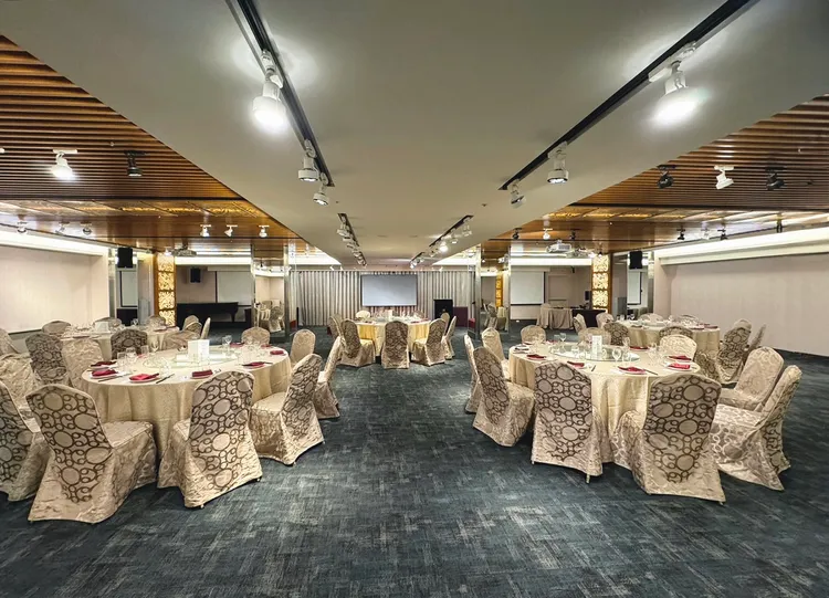 「2025謝師宴專案」中式自助餐適用40人起，每人880元，多款豐富美饌新鮮供應，獨享專屬空間，讓你在品嚐美味的同時，也能享受與師長的歡樂時光。台北凱撒大飯店提供