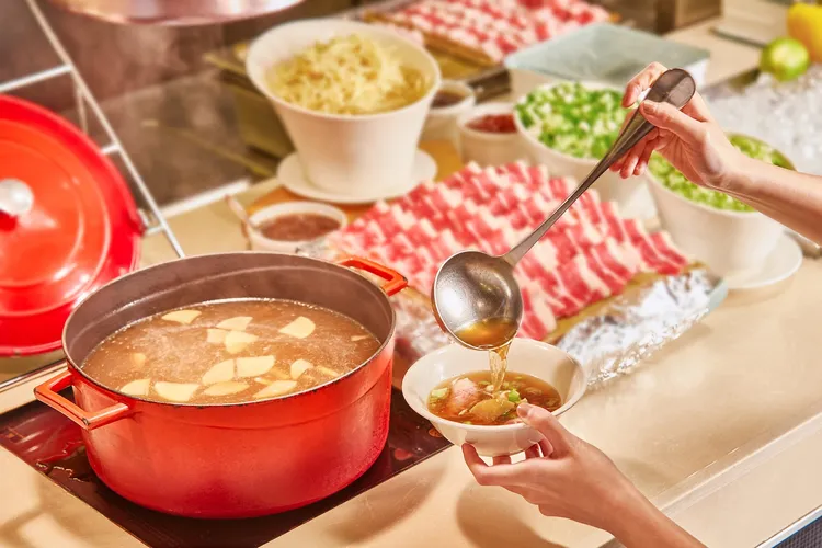 台北凱撒Checkers自助餐廳主打多國料理與甜點佳餚，其中以現燙牛肉湯最受歡迎，每一口都充滿鮮美滋味。6月起因應畢業季，平日午晚餐推出餐券買10送5優惠，20人同行每位只要720元。台北凱撒大飯店提供