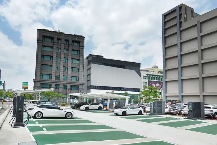 U-POWER內湖民善站率先全臺導入480kW超高功率充電設備，站點總功率達 2,040kW，成全臺單站服務總功率最高快充站。業者提供