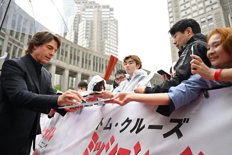 阿湯哥幫粉絲簽名。UIP提供