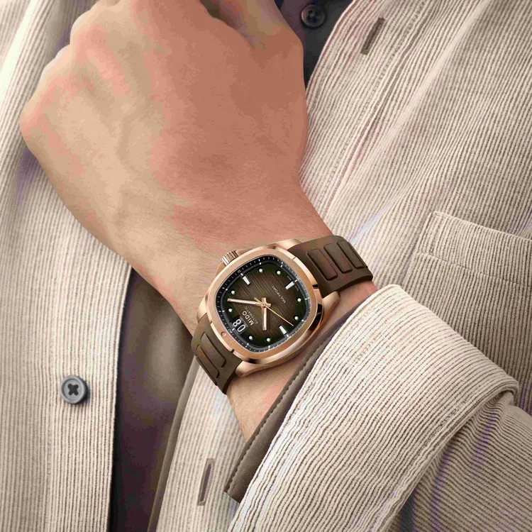 Multifort TV Big Date腕錶面盤以巧克力棕、黑色漸變的太陽放射紋呈現。品牌提供