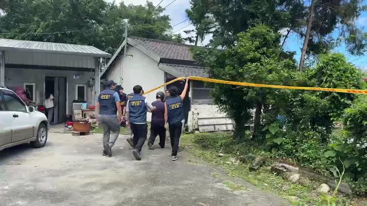 警方將劉嫌帶回命案現場。翻攝畫面