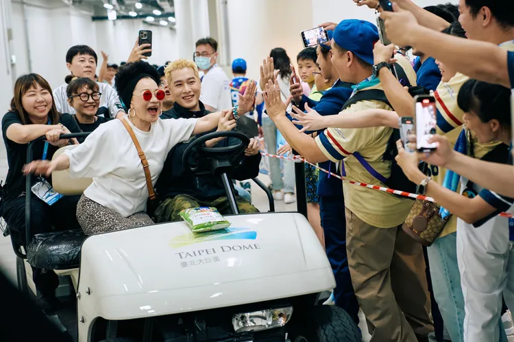 周湯豪與媽媽比莉人氣夯，在現場開高爾夫球車為選手加油。環球音樂提供