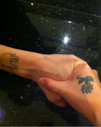 小S po昔日與大S緊握照。翻攝小S IG