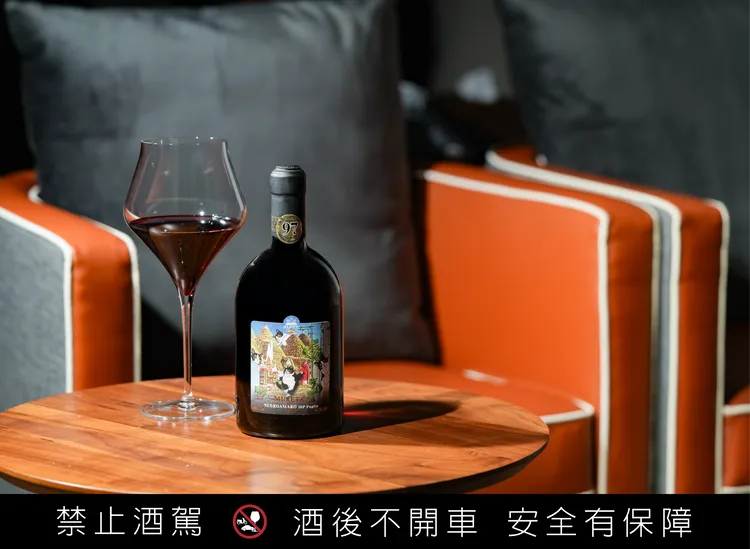 插畫描繪貓咪在特魯洛石屋小鎮中漫步，呈現出義大利午後陽光與微風中的悠閒氛圍。業者提供