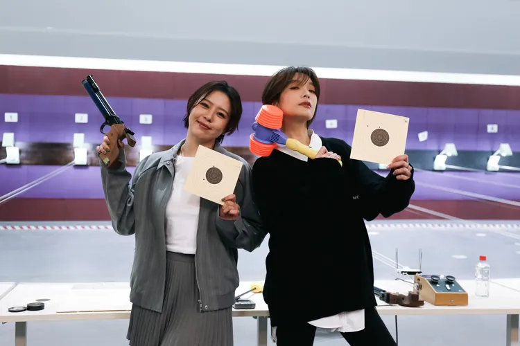 蔡淑臻（右）與劉品言進行一場空氣槍對決。鏡電視提供