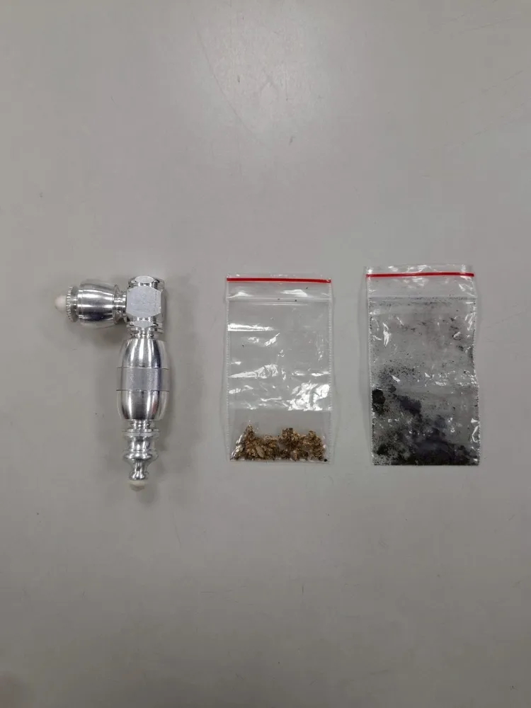 黃男所攜帶的大麻等物品。警方提供