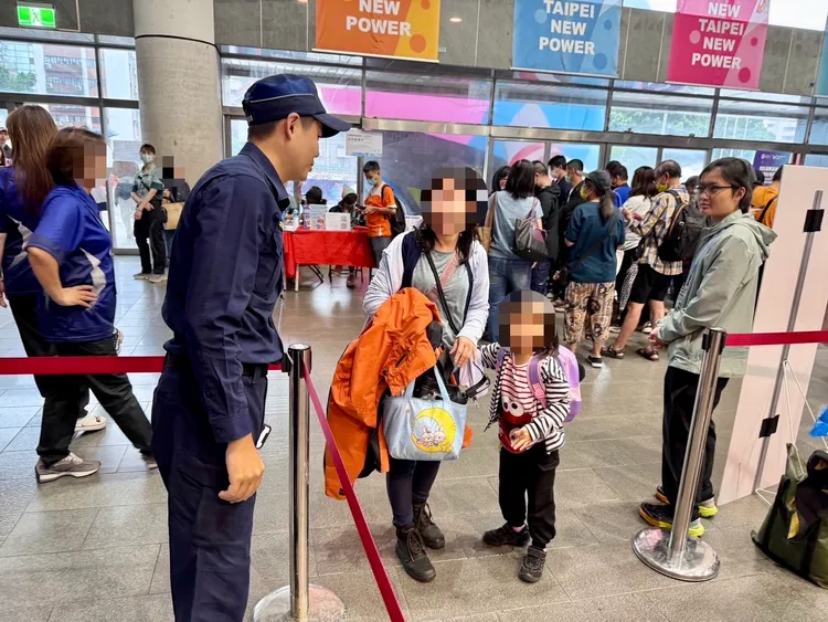 女童家長收聽到大會廣播後，立即趕到服務臺接回小孩，頻頻向警員道謝。翻攝畫面