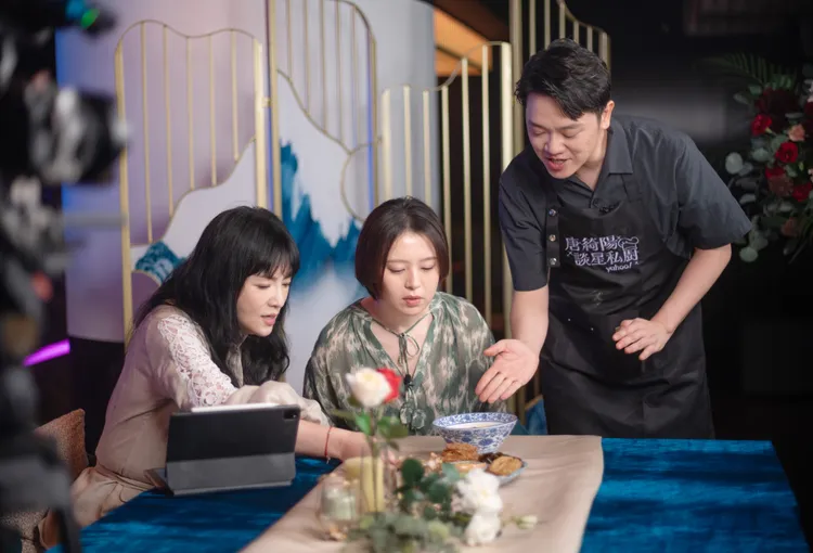 劉品言上緯來《唐綺陽談星私廚》，索艾克親手製作牛肉麵。緯來綜合提供